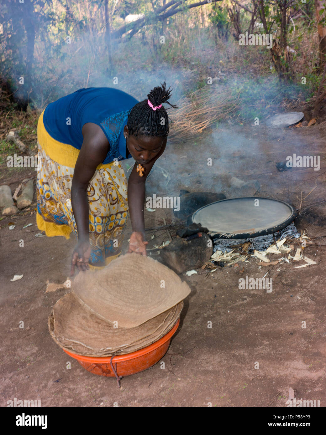 Eine Aari Frau macht Injera, die Traditionelle äthiopische Fladenbrot mit den meisten Mahlzeiten serviert. Stockfoto