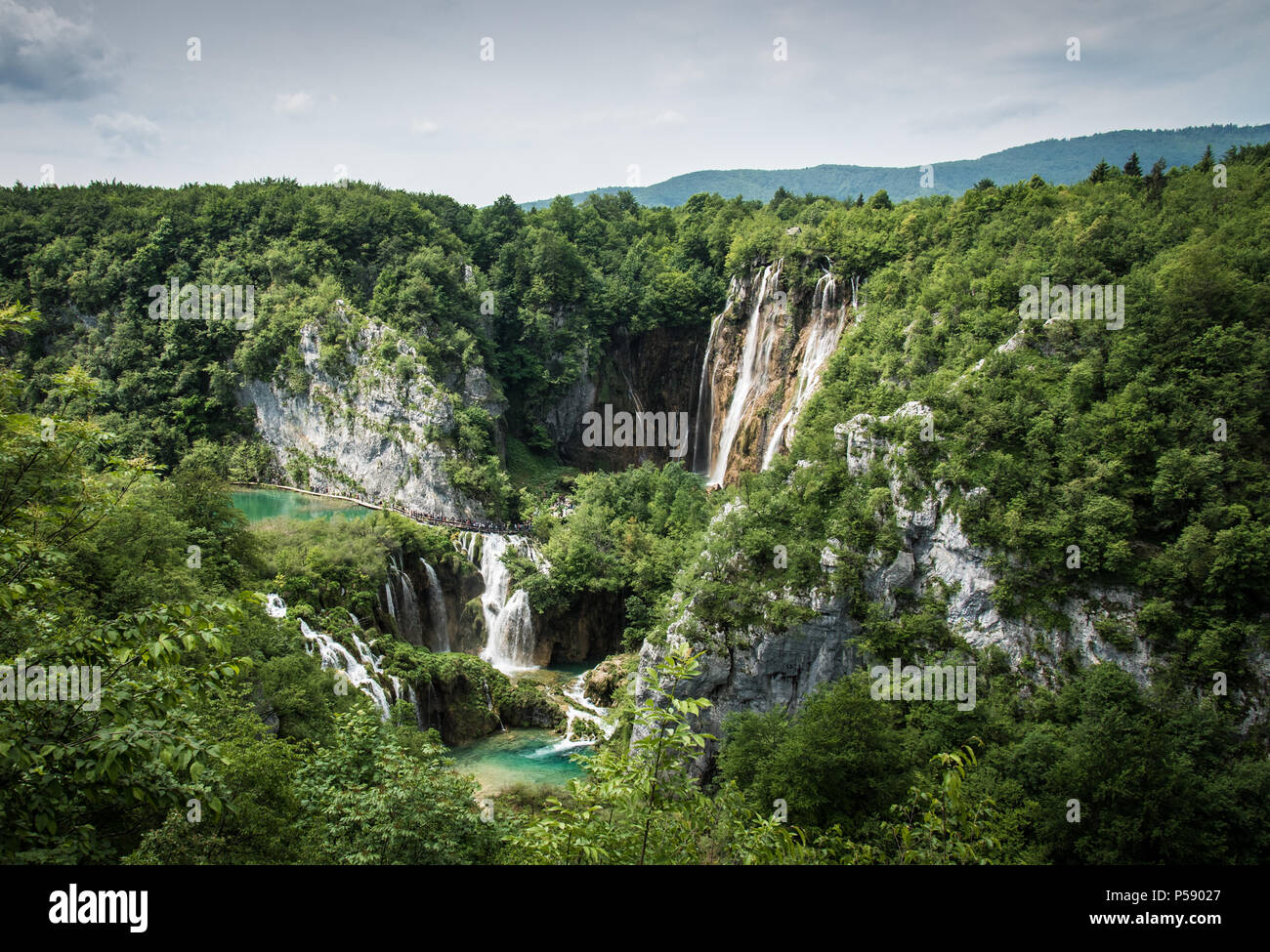 Atemberaubende Aussicht auf die Wasserfälle und Seen von Plitvice Nationalpark in Kroatien. Die Mutter Natur feinste, eines der Top Reiseziele weltweit. Stockfoto