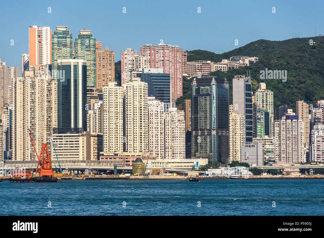 Die sehr hohe Dichte North Point Wohnviertel mit vielen hohen wohntürme auf Hong Kong Island mit dem Victoria Harbour in Hong Kong, China Stockfoto