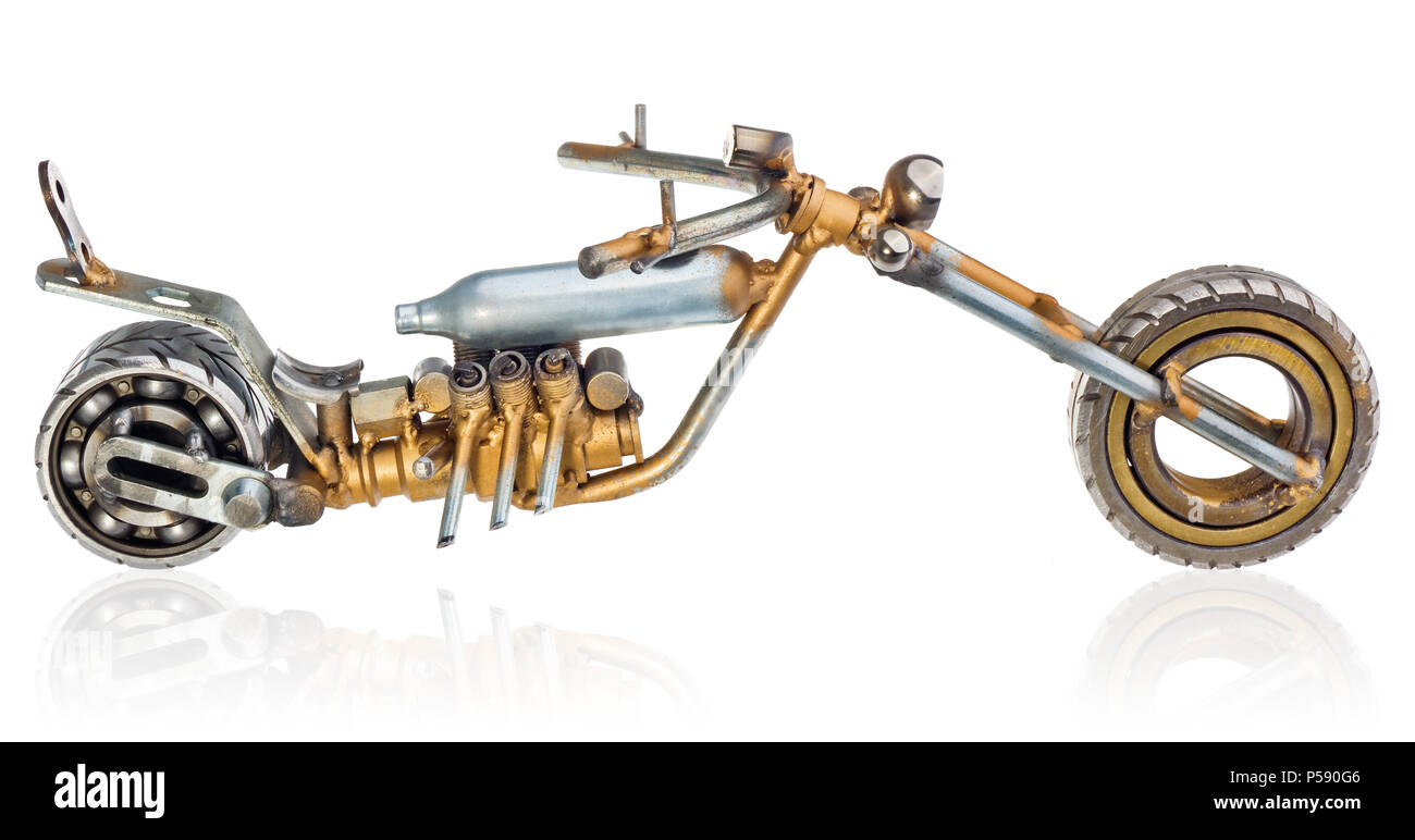 Handgemachte Miniatur einer chopper Motorrad. Dekorative Fahrzeug aus mechanischen Teile, Lager, Kabel, Kerzen, Schrauben, Platten. Spielzeug in Silber-g Stockfoto