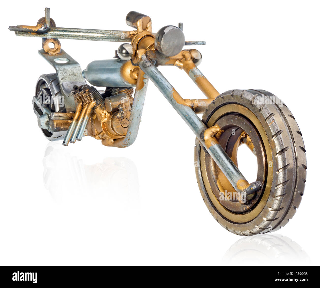 Handgemachte Miniatur einer chopper Motorrad. Dekorative Fahrzeug aus mechanischen Teile, Lager, Kabel, Kerzen, Schrauben, Platten. Spielzeug in Silber-g Stockfoto