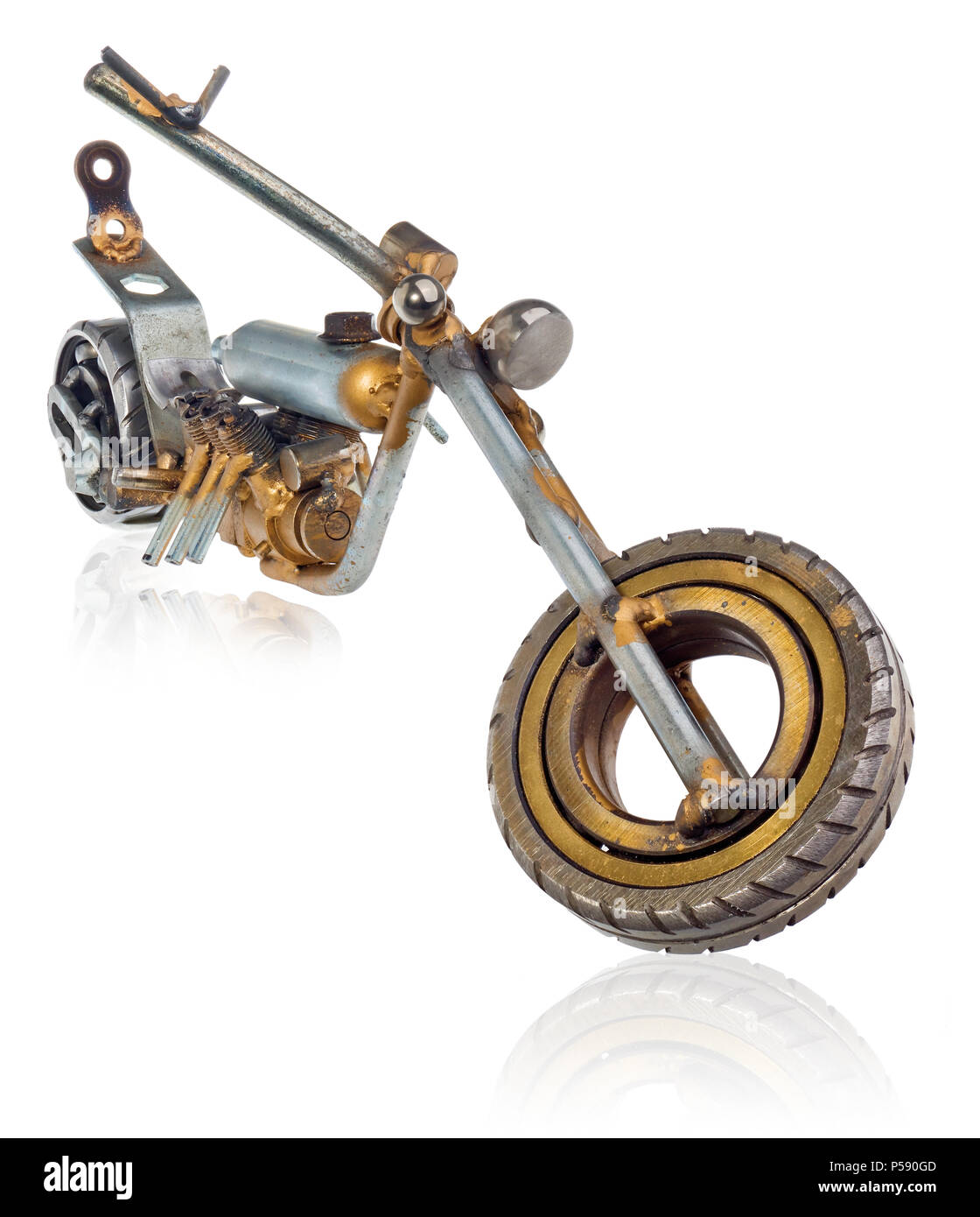Handgemachte Miniatur einer chopper Motorrad. Dekorative Fahrzeug aus mechanischen Teile, Lager, Kabel, Kerzen, Schrauben, Platten. Spielzeug in Silber-g Stockfoto