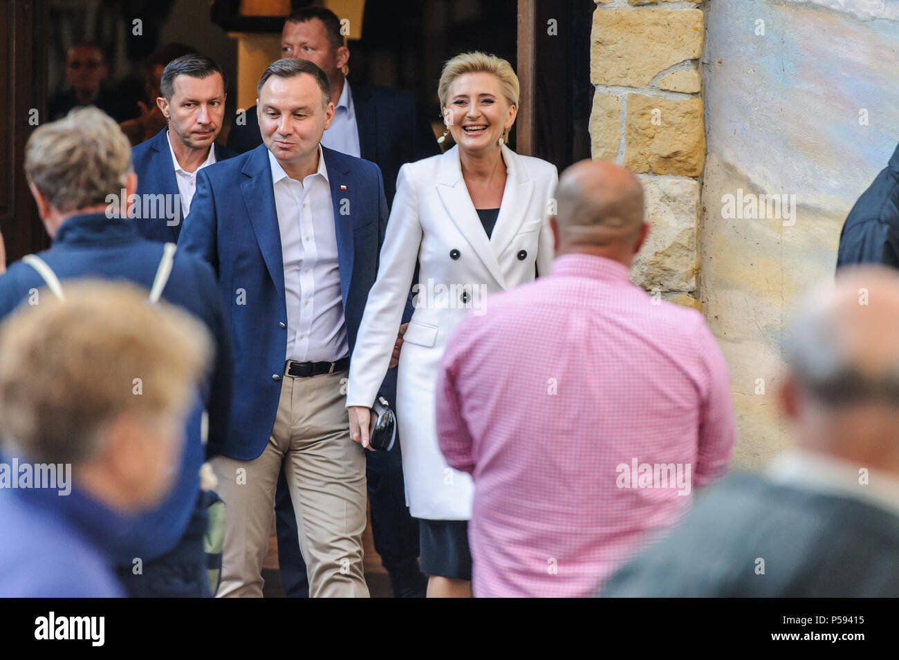 Jurata/Polen - 23.06.2018: Die Andrzej Duda, Präsident von Polen und seine Frau Leute Grüße nach dem Verlassen der Kirche Stockfoto