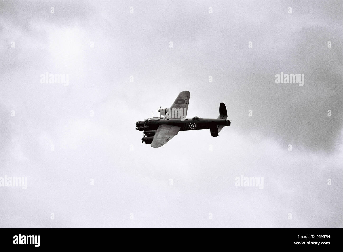 Einen zweiten Weltkrieg Lancaster Bomber der RAF die Schlacht um England Memorial Flight fotografiert im Retro-stil auf Schwarz-Weiß-Film. Stockfoto