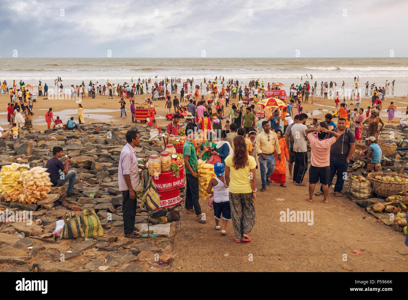 Indische Meer Strand überfüllt mit Touristen und Händlern an Digha, West Bengal. Ein beliebter Ort für Touristen. Stockfoto