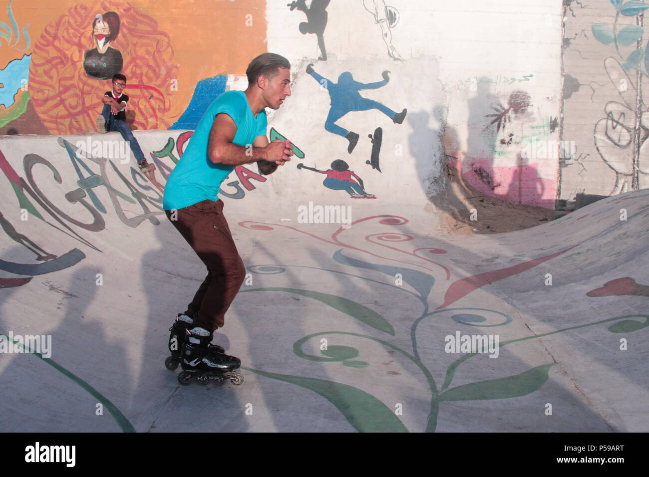 Yahya ist 26 Jahre alt. Er skateboarded spielt und versucht, bei internationalen Turnieren, sowie die Teilnahme an einem Trainingslager außerhalb von Gaza. Stockfoto