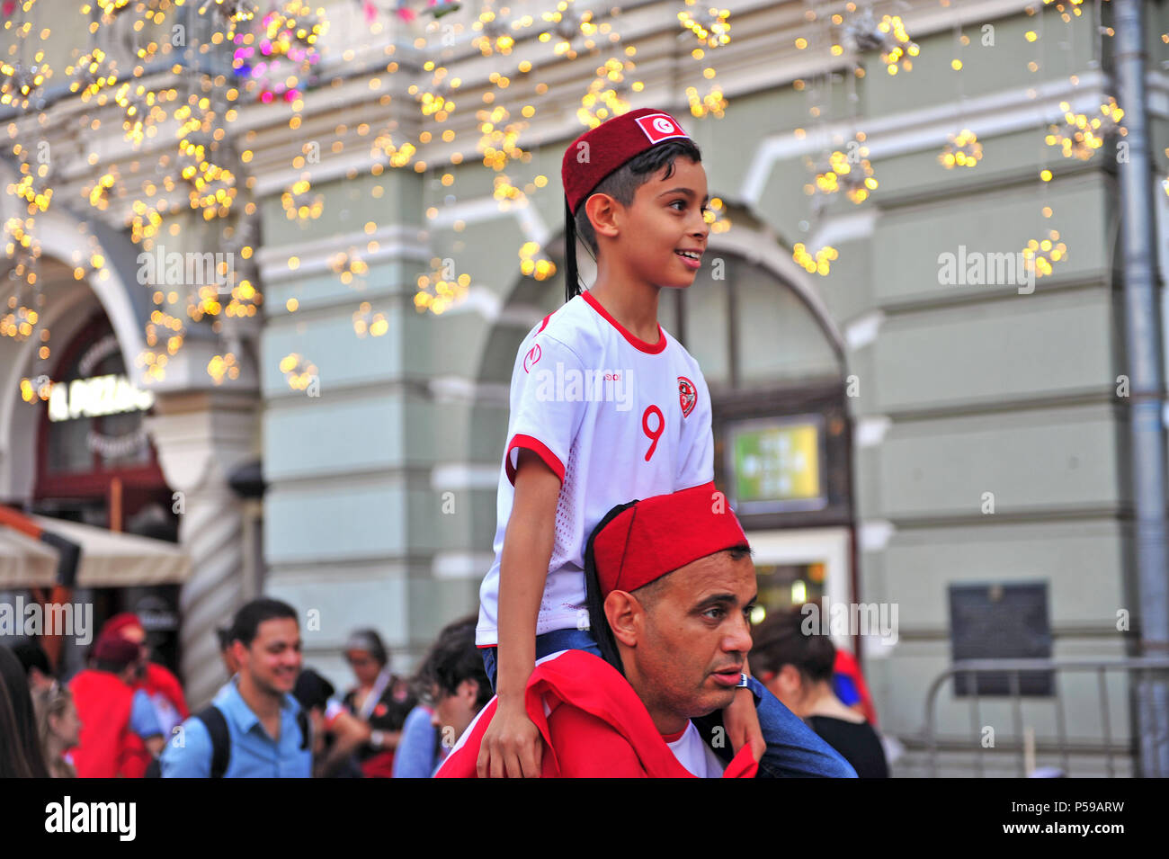 Moskau, Russland - 22. Juni: Fußball Fans von Tunesien in der Straße von Moskau am 22. Juni 2018. Stockfoto