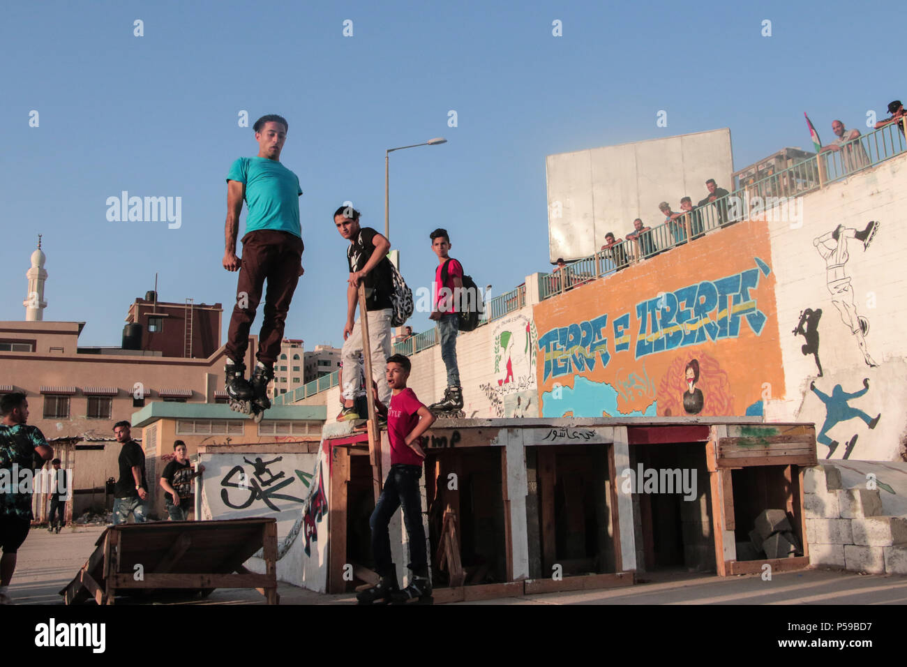 Yahya ist 26 Jahre alt. Er skateboarded spielt und versucht, bei internationalen Turnieren, sowie die Teilnahme an einem Trainingslager außerhalb von Gaza. Stockfoto