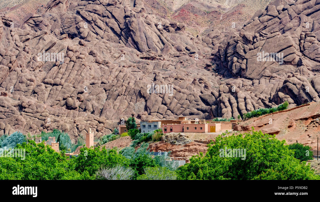Felsformationen in der Nähe des Dorfes Imzzoudar im Dades Valley, Marokko Stockfoto