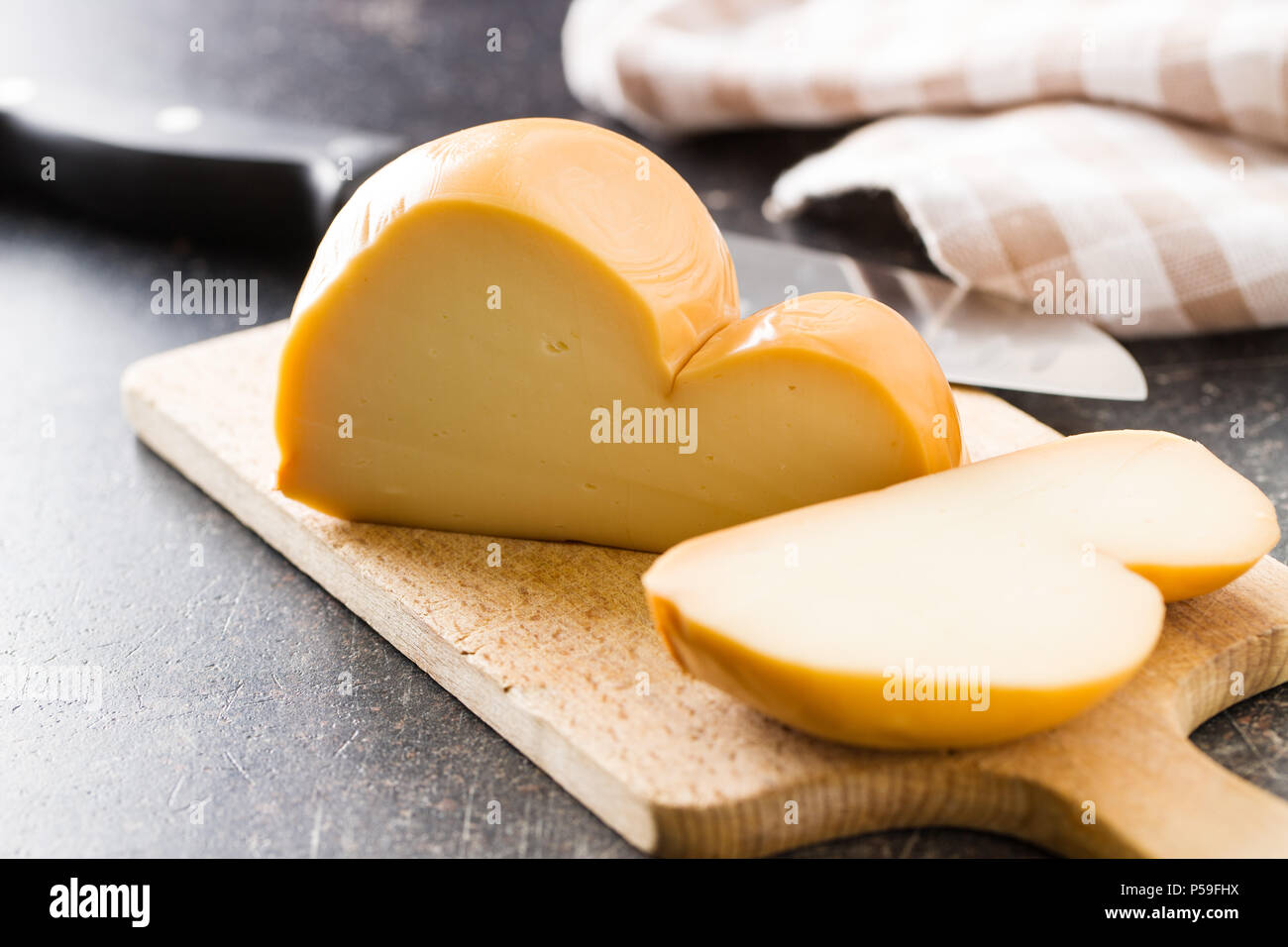 Scamorza, Italienisch geräucherter Käse auf Schneidebrett. Stockfoto