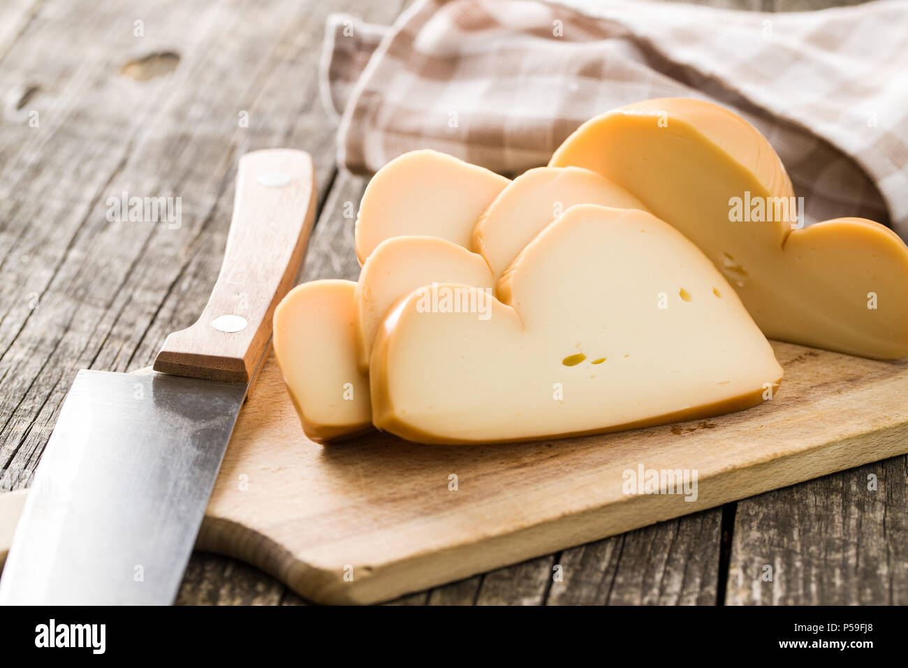 Scamorza, Italienisch geräucherter Käse auf Schneidebrett. Stockfoto