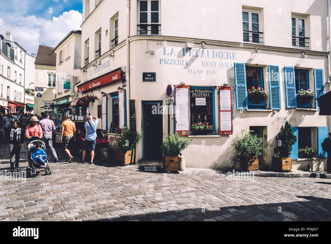 Paris, Frankreich, 10. August 2017. Montmartre Straße und La Petaudiere Pizzeria, Bar und Restaurant, alten klassischen Pariser weißes Gebäude Fassade mit b Stockfoto