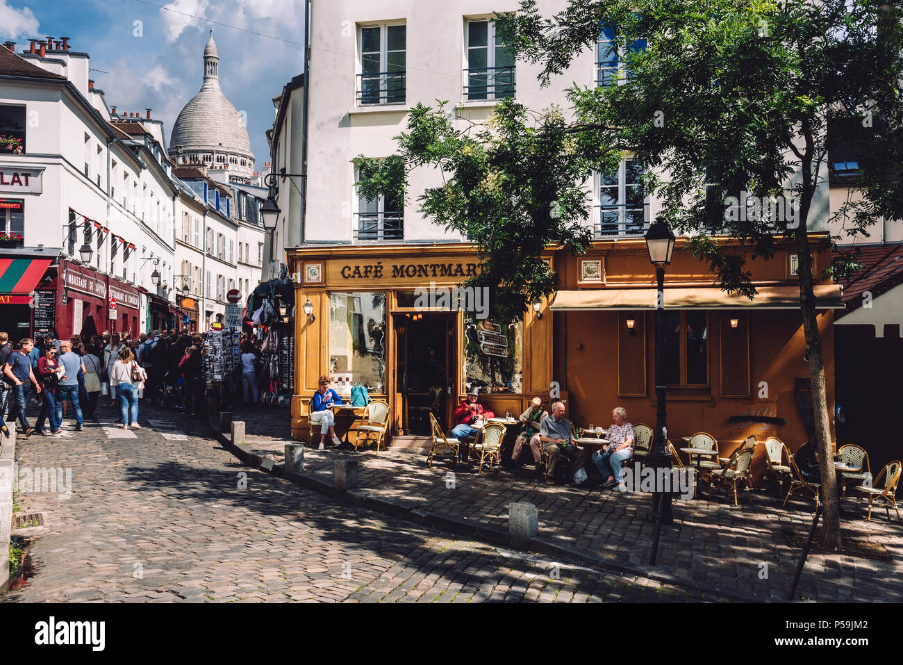 Paris, Frankreich, 10. August 2017. Montmartre Paris Straße, die zur Basilika der Heiligen Herzen von Paris Montmartre, mit Menschen, Café mit Sommerterrasse Stockfoto