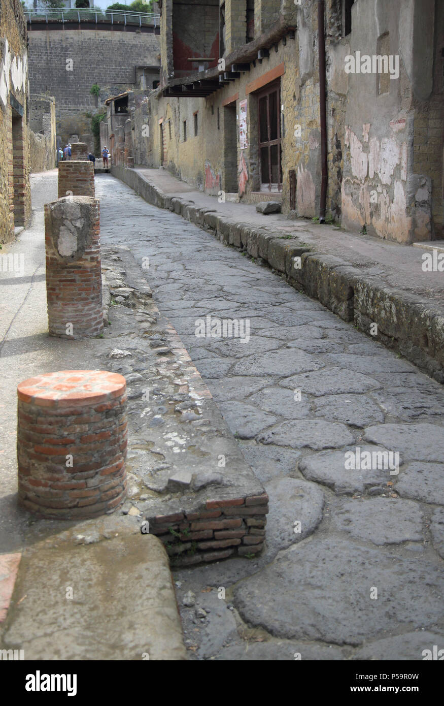 Straße in die teilweise aufgedeckt römischen Stadt Herculaneum durch pyroklastische Rock zerstört, als Ausbruch des Vesuv im Jahr 79 AD gefunden Stockfoto