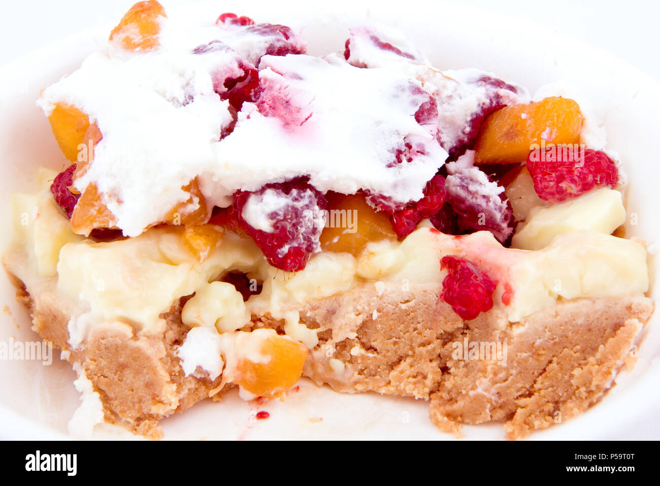 Scheibe des raspberryand Pfirsich baiser Kuchen Stockfoto