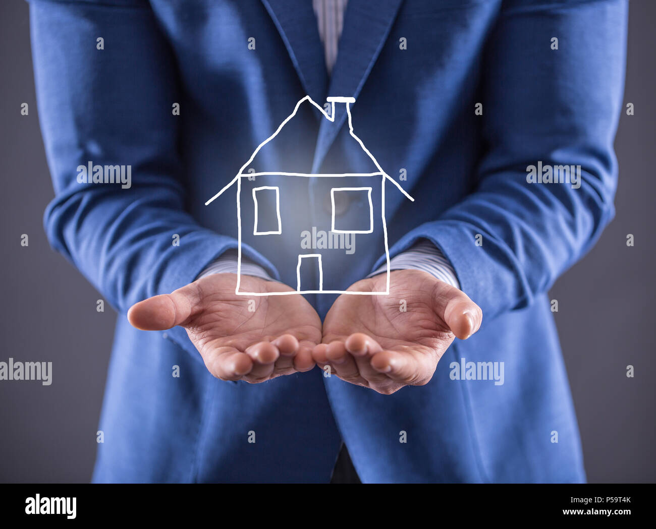 Geschäftsmann mit einem deawn Haus auf der Hand. Stockfoto