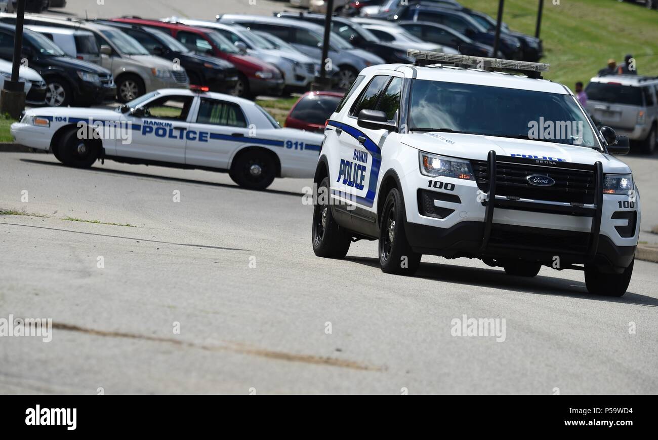 Pittsburgh, USA. 25. Juni 2018. Zwei Polizeiautos sind auf Patrouille an der Woodland Hills Intermediate School in Pittsburgh, USA, am 25. Juni 2018. Das Begräbnis für antwon Rose, eine Afrikanische amerikanische jugendlich Erschossen von der Polizei in der Nähe von Pittsburgh im Bundesstaat Pennsylvania, wurde letzte Woche Montag nach seiner Ermordung ausgelöst hatte Tage der Demonstration gegen Rassismus und Polizeigewalt. Credit: Yang Chenglin/Xinhua/Alamy leben Nachrichten Stockfoto