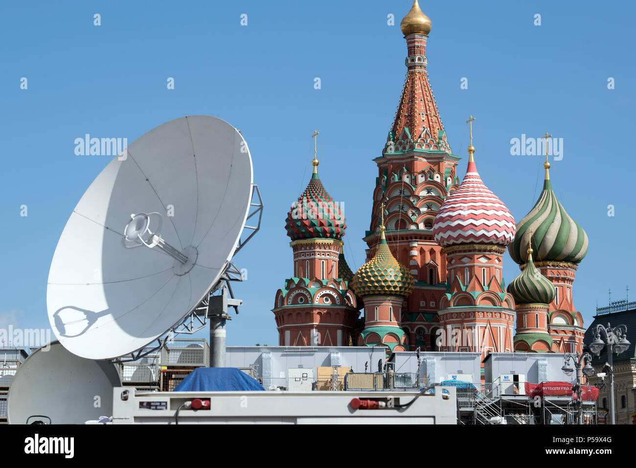 26 Juni 2018, Moskau, Russland - Fußball-WM: Mobile TV Studios wurden vor der Basilius-Kathedrale am Roten Platz geparkt. Foto: Federico Gambarini/dpa Stockfoto