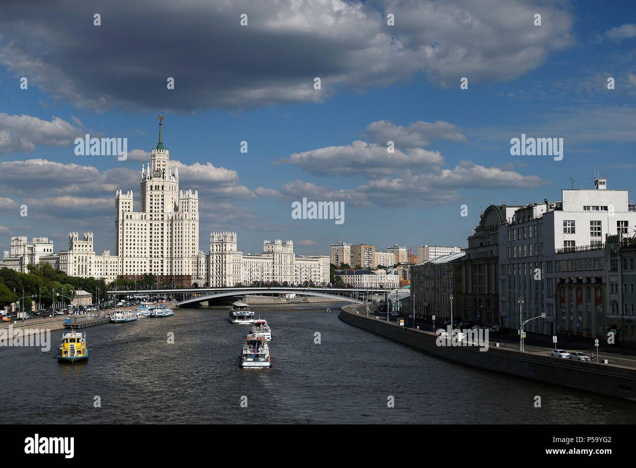 MOSCOU, MO - 25.06.2018: ALLGEMEINE BILDER MOSKAU 2018 - Blick auf die Moskwa und die Wohngebäude der Kotelnitcheskaya Damm in Moskau in Russland. Während der stalinistischen Periode für die Sowjetische Elite gebaut. Die Arbeiten wurden im September 1947 begonnen und 1952 mit Projekten von Dmitry Chechulin (Chief Architect von Moskau) und Andrei Rostkovsky abgeschlossen. (Foto: Rodolfo Buhrer/La Imagem/Fotoarena) Stockfoto