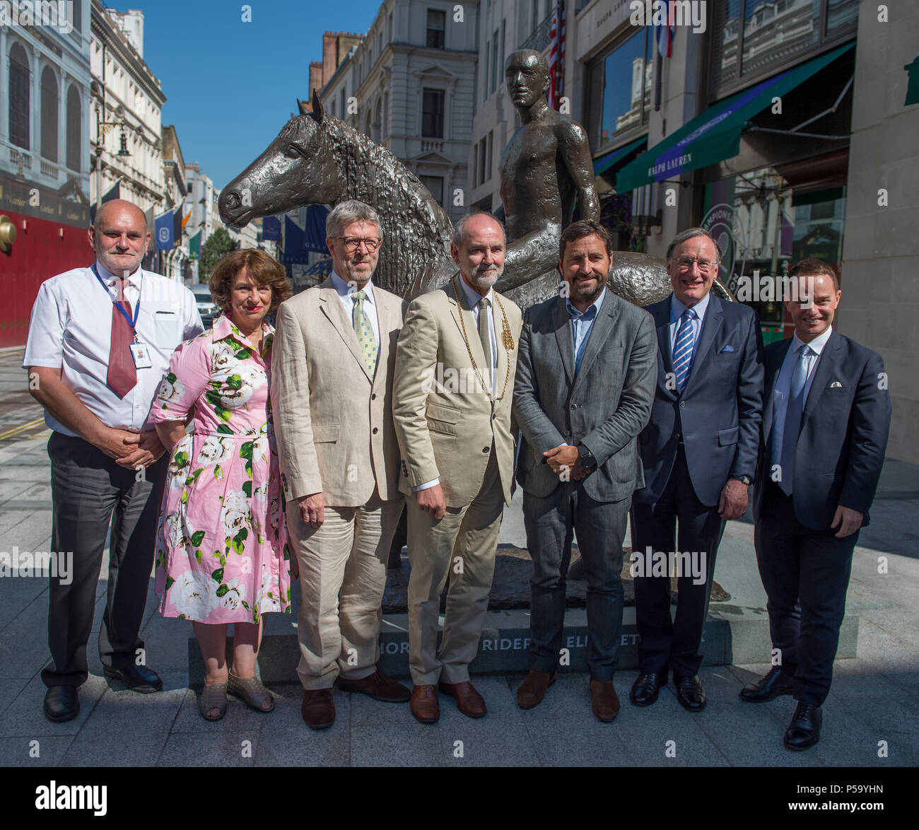 New Bond Street, London, UK. 26 Juni, 2018. Ein neues kulturelles Wahrzeichen in der Bond Street: Dame Elisabeth Frink Skulptur Pferd und Reiter, ist um 9.45 vorgestellt am Dienstag, 26. Juni bin. Pferd & Reiter, 1974, erstellt vom renommierten Bildhauer und Royal Academician Dame Elisabeth Frink (1930 - 1993) wurde restauriert und in ein neues Zuhause auf der Ecke der New Bond Street und Burlington Gardens verlegt, Central London, als Teil des £ 10 m öffentliche Arbeiten den Bereich zu aktualisieren und den neuen Eingang der Königlichen Akademie der Künste. Credit: Malcolm Park/Alamy Leben Nachrichten zu markieren. Stockfoto