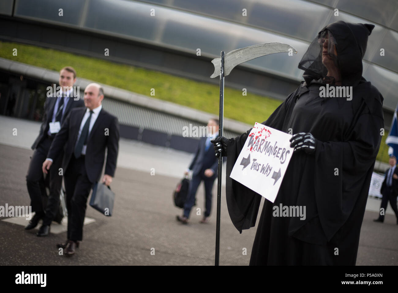 Glasgow, Schottland, am 26. Juni 2018. Glasgow gegen die Arme Fair Demonstration an einem anderen Ort außerhalb der unterseeischen Wehrtechnik Konferenz im Scottish Exhibition Centre stattfindet. Die Konferenz zieht 1,1000 Delegierte aus der ganzen Welt aus, und die Sponsoren ist fair führen Sponsoren, BAE Systems und Babcock International, haben links auf die Trident nuclear missile System. Der Stadtrat hat die Kritik für das Erscheinen, zunächst die Arme fair unterstützt. Bild: Jeremy Sutton-Hibbert / alamy Leben Nachrichten. Stockfoto