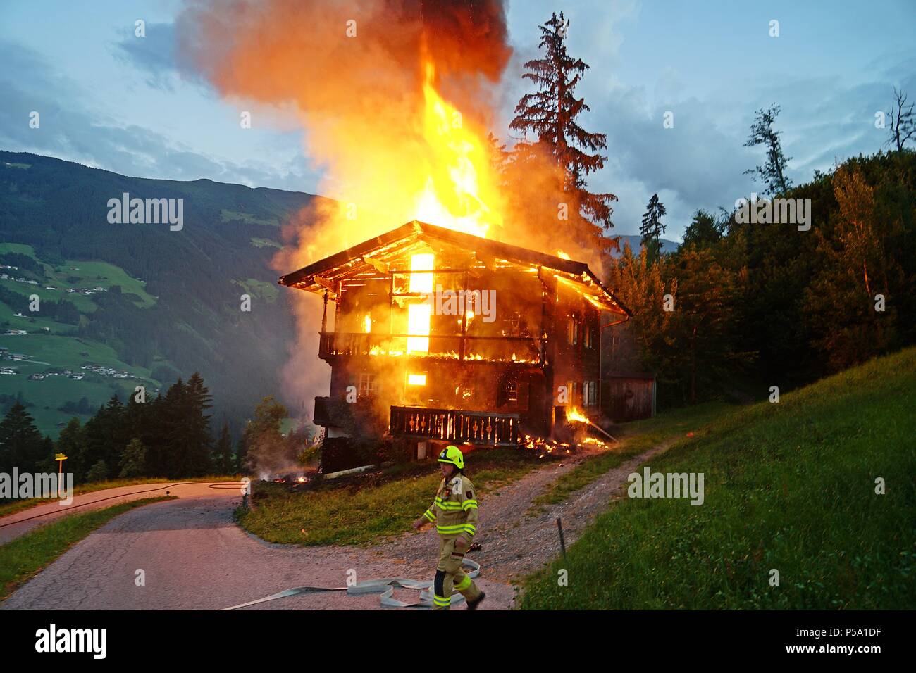 Österreich, Ramsau. 26 Juni, 2018. Die Feuerwehr versucht, das Feuer am Brennen ein Holzhaus im österreichischen Zillertal zu löschen. Das Haus, das eine deutsche Familie für einen längeren Zeitraum nach unten vollständig verbrannt gemietet hatte. Credit: zillertalfotos.at/Jürgen Masching/dpa/Alamy leben Nachrichten Stockfoto