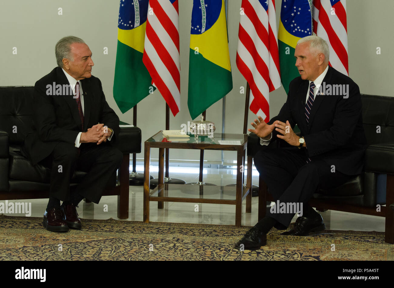 BRASÍLIA, DF - 26.06.2018: TEMER ENCONTRA VICE PRESIDENTE DO EUA-Präsident Michel Temer und US-Vizepräsident Michael Pence auf dem planalto Palast am Dienstag (26.) die Situation der brasilianischen Kinder von ihren Eltern in die Vereinigten Staaten getrennt, Handelsfragen, Raumfahrtindustrie Zusammenarbeit und Krise in Venezuela, in Brasilia, DF. (Foto: Demétrius Abrahão de Farias Ferreira/Fotoarena) Stockfoto