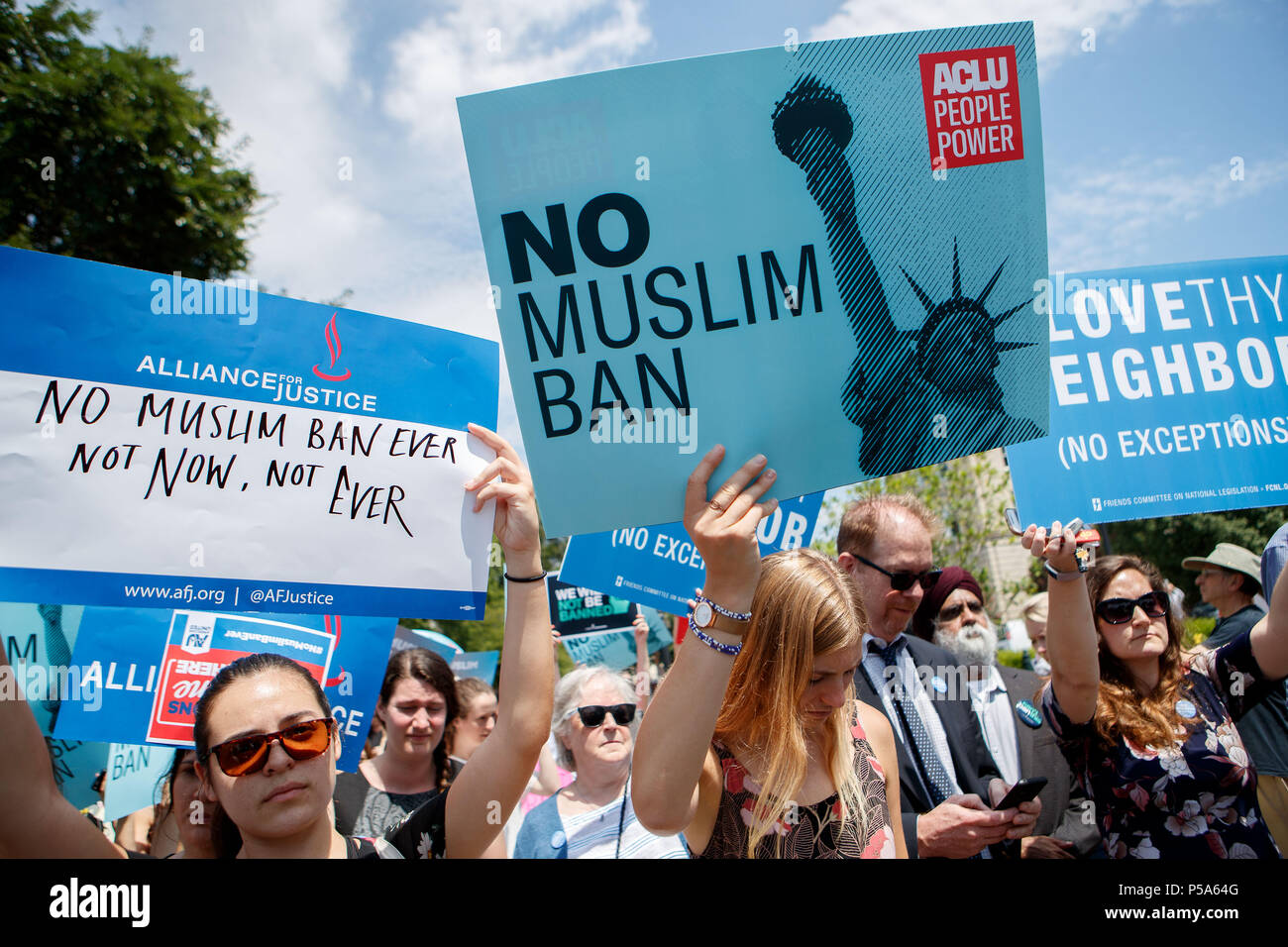 Washington, USA. 26 Juni, 2018. Die Leute, um das Urteil des Supreme Court in Bezug auf Reisen zu verbieten ist Trumpf vor den Obersten Gerichtshof der USA in Washington, DC, USA, am 26. Juni 2018 zu protestieren. U.S. Supreme Court am Dienstag ordnete Reiseverbot Präsident Donald Trump auf mehreren mehrheitlich muslimischen Ländern rechtmäßig ist. Credit: Ting Shen/Xinhua/Alamy leben Nachrichten Stockfoto