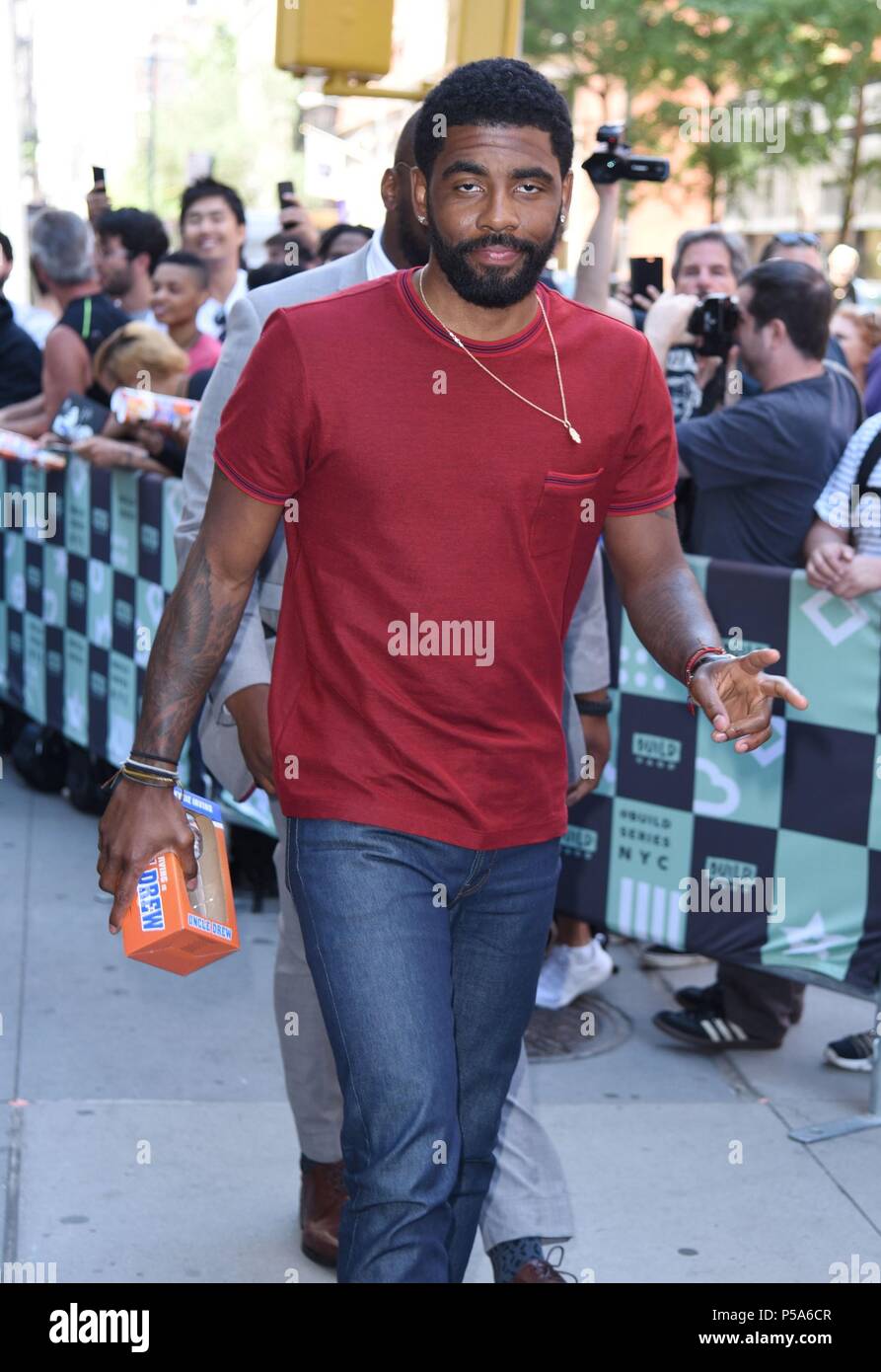 New York, NY, USA. 26 Juni, 2018. Kyrie Irving, am Bau reihe gesehen Onkel zog und etwa für Celebrity Candids - DI, New York, NY 26. Juni 2018 zu fördern. Credit: Derek Sturm/Everett Collection/Alamy leben Nachrichten Stockfoto