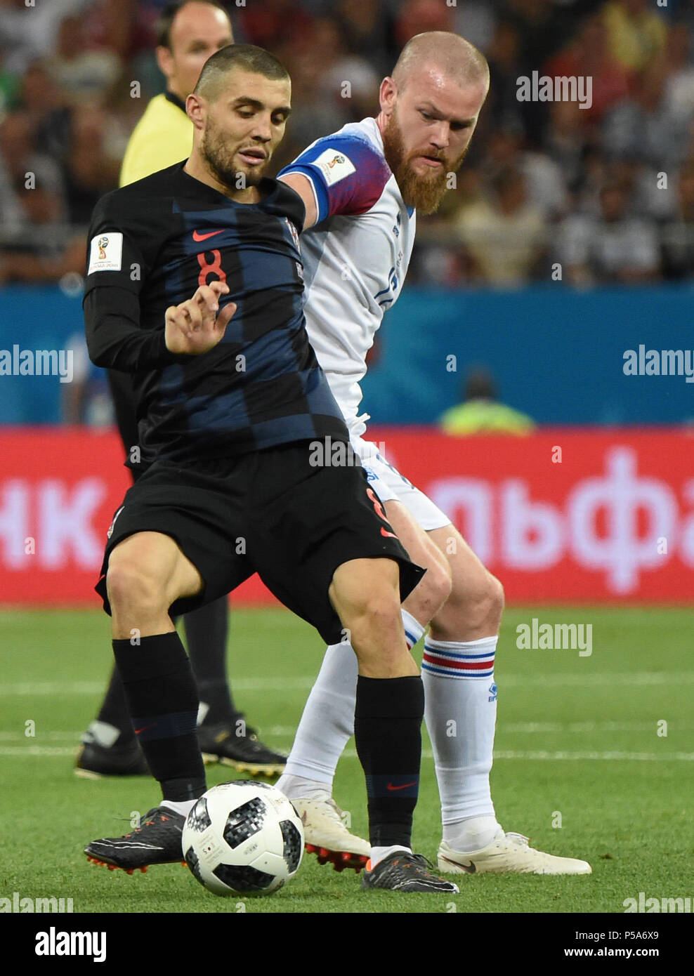 Rostov am Don. 26 Juni, 2018. Mateo Kovacic (L) von Kroatien Mias mit Aron Gunnarsson von Island während der 2018 FIFA World Cup Gruppe D Match zwischen Island und Kroatien in Rostow-am-Don, Russland, 26. Juni 2018. Credit: Er Canling/Xinhua/Alamy leben Nachrichten Stockfoto