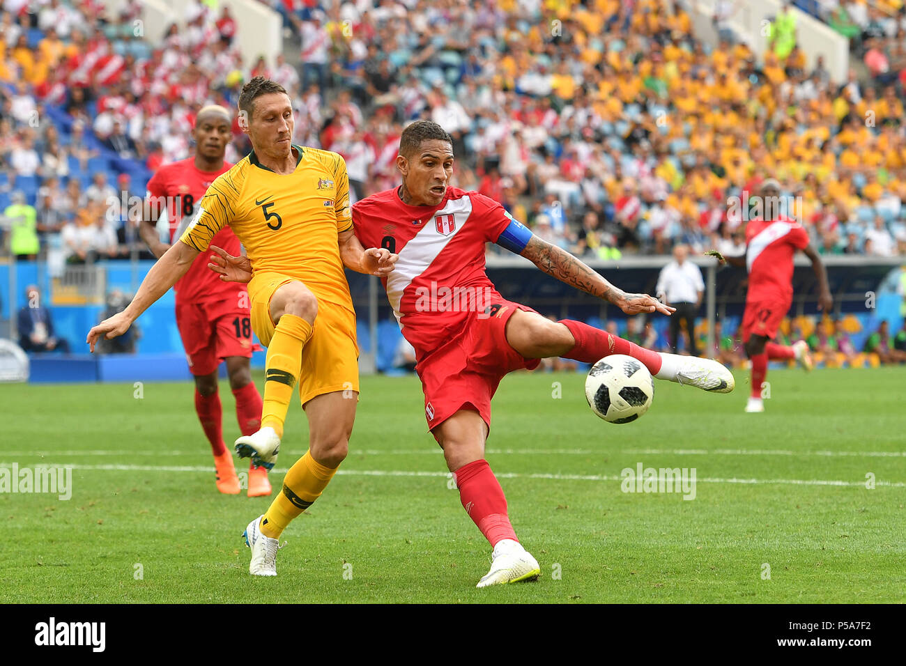 Paolo GUERRERO (PRO) Kerben der 0-2 Ziel, Aktion, Duelle gegen Mark MILLIGAN (AUS), Abstoß, Australien (AUS) - Peru (PRO) 0-2, Vorrunde, Gruppe C, Match 38, am 26.06.2018 in Sotschi, Fisht Olymipic Stadion. Fußball-WM 2018 in Russland vom 14.06. - 15.07.2018. | Verwendung weltweit Stockfoto