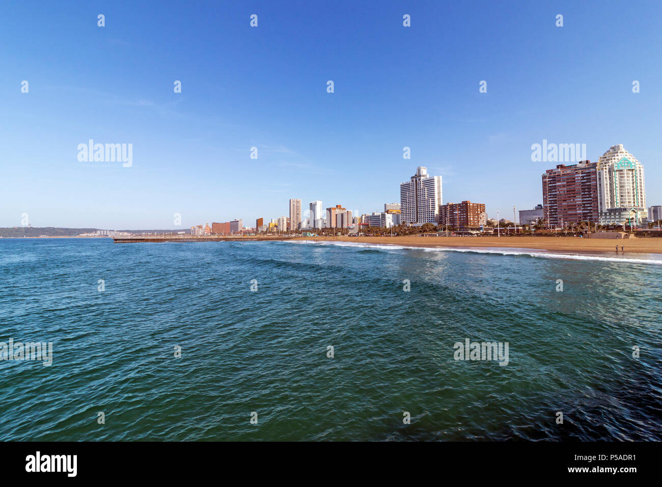 Meer und Strand gegen Golden Mile coastal City Skyline und den blauen Himmel in Durban, Südafrika Stockfoto