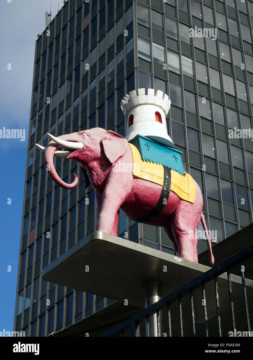 Elephant und Castle Skulptur im Einkaufszentrum - London, England Stockfoto