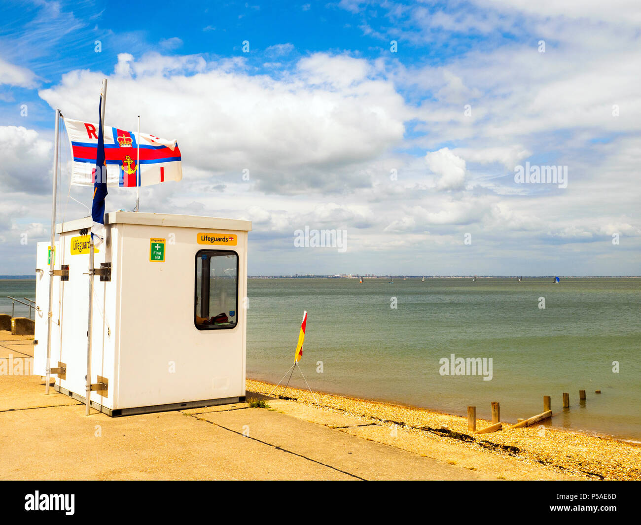 Rettungsschwimmer Hütte an der Küste von Sheerness-Insel Sheppey, Kent, England Stockfoto