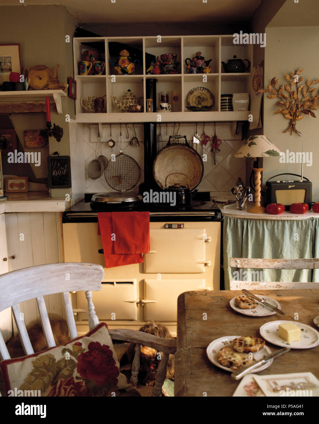 Cube Regale oben Creme Aga im Cottage Küche mit Lampe und Roberts Radio auf worktopSCONES Stockfoto