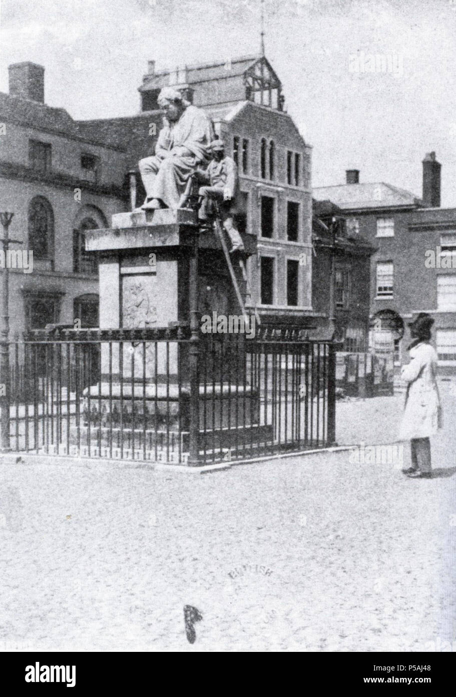 N/A. Englisch: 1859 der Bildhauer des Samuel Johnson Statue zurück in Lichfield, seine Statue zu berühren. Durch diese Zeit, die er genommen hatte, Fotografie, seine Arbeit zu unterstützen, und hier gründete er seine eigene Kamera für den Zweck. Dies ist eine der ältesten Fotografien von Lichfield. 1859. Richard Cockle Lucas 359 Cockle Lucas Johnson Stockfoto