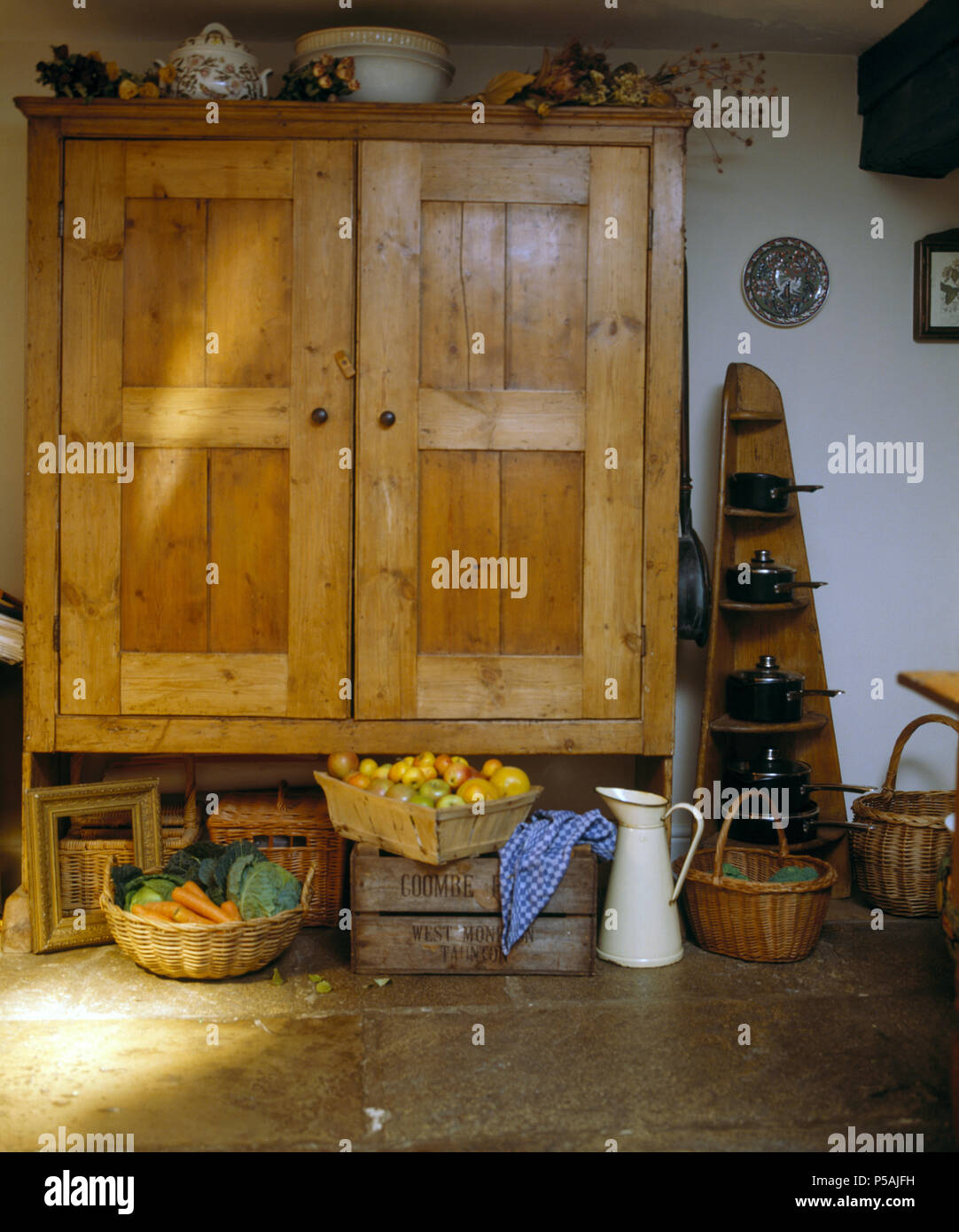 Große, alte Kiefer Schrank in Land Küche mit Töpfen auf dreieckigen Kiefer  Regal Stockfotografie - Alamy