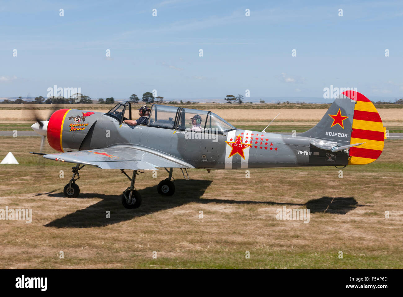 Jakowlew Jak-52W russische Militär trainer Flugzeuge VH-YKW. Stockfoto