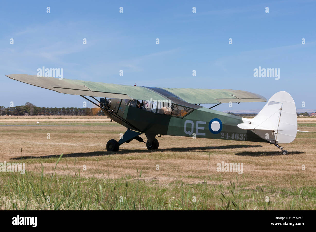 Piper J-3 C-65 Cub (Piper L-4 Grasshopper) einmotorige Flugzeuge in die Markierungen von Nr. 4 Squadron Roy Stockfoto