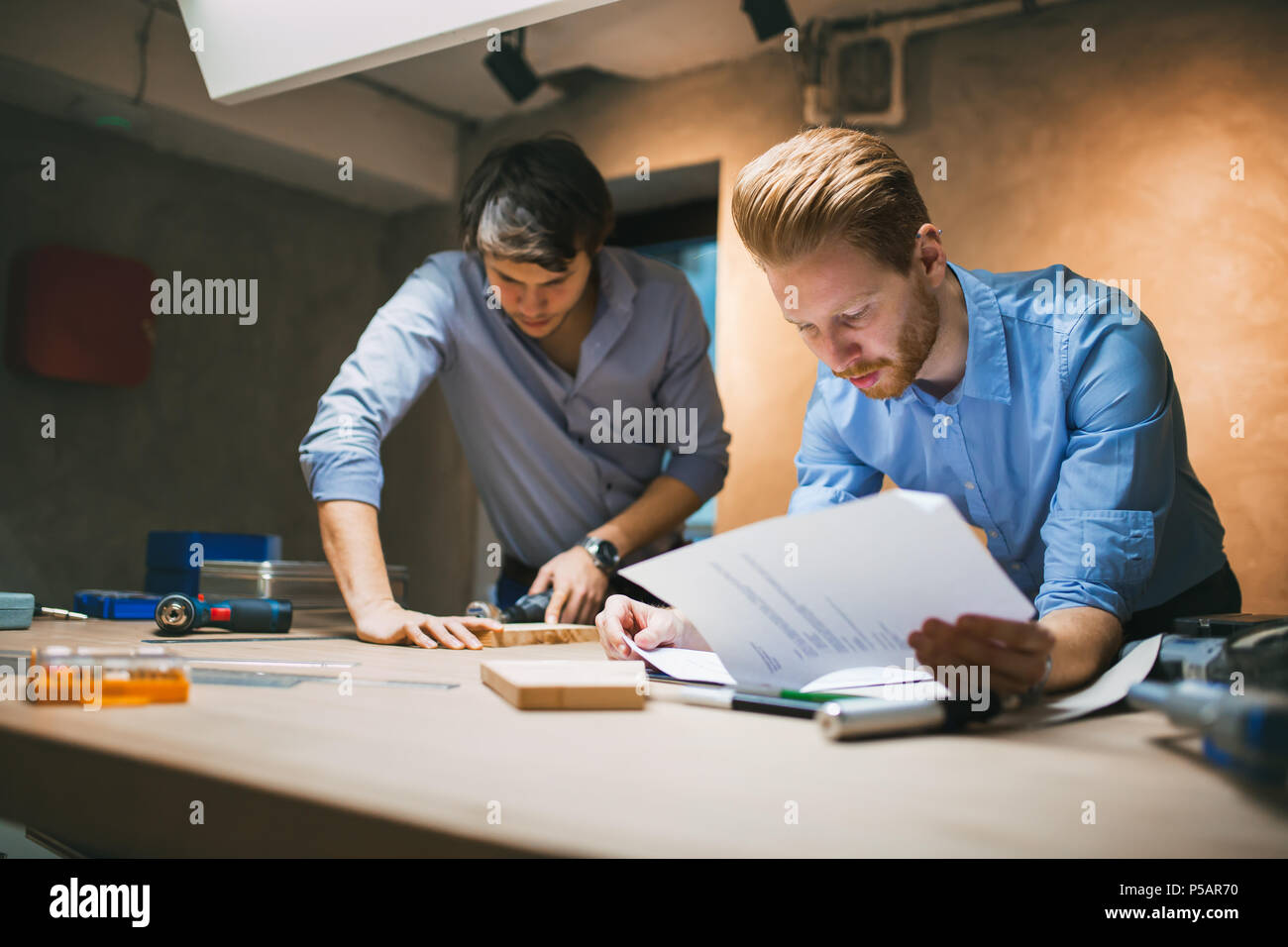 Zwei Designer arbeiten zusammen Stockfoto