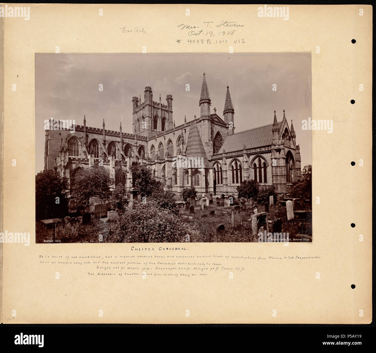 N/A. Englisch: BPLDC Art.Nr.: 08 04 000056 Seite Titel: Chester Cathedral Sammlung: William Vaughn Tupper Sammelalbum Collection Album: Band 13: Chester. Stratford-upon-Avon. Warwick. York. : Kenilworth. Blenheim. Fountains Abbey. Call Art.Nr.: 4098B104 v13 (s. 1) Schöpfer: Tupper, William Vaughn Fotograf: Bedford, Francis, 1816-1894 Genre: Scrapbooks; Eiklar Drucke; Architekturfotografien Umfang: 1 Foto auf Seite montiert: albumen; Seite 33 x 39 cm. Beschreibung: Scrapbook Seite enthält ein Foto von der Außenseite der Kathedrale von Chester, mit kommentierten Informationen über die cathed Stockfoto