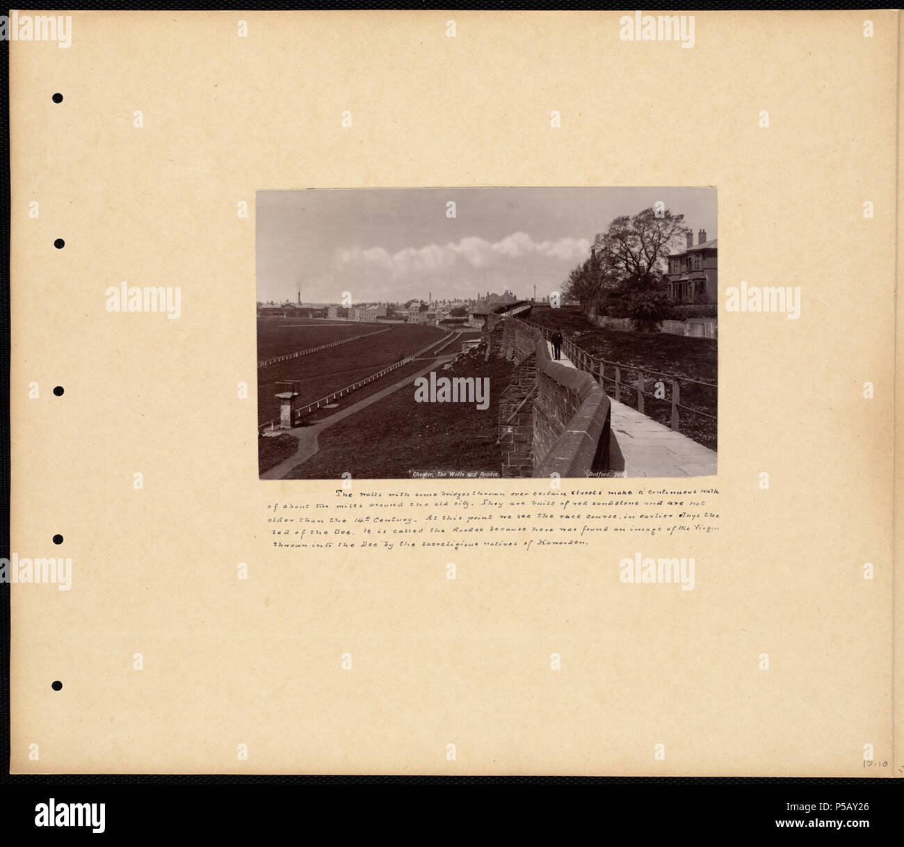 N/A. Englisch: BPLDC Art.Nr.: 08 04 000065 Seite Titel: Chester Wand- und Pferderennbahn Sammlung: William Vaughn Tupper Sammelalbum Collection Album: Band 13: Chester. Stratford-upon-Avon. Warwick. York. : Kenilworth. Blenheim. Fountains Abbey. Call Art.Nr.: 4098B104 v13 (s. 10) Creator: Tupper, William Vaughn Fotograf: Bedford, Francis, 1816-1894 Genre: Scrapbooks; Albumen prints Umfang: 1 Foto auf Seite montiert: albumen; Seite 33 x 39 cm. Beschreibung: Scrapbook Seite enthält ein Foto von der Rennbahn und Wand in Chester. Kommentierte Informationen erklärt die Geschichte der Webseite. Tr Stockfoto