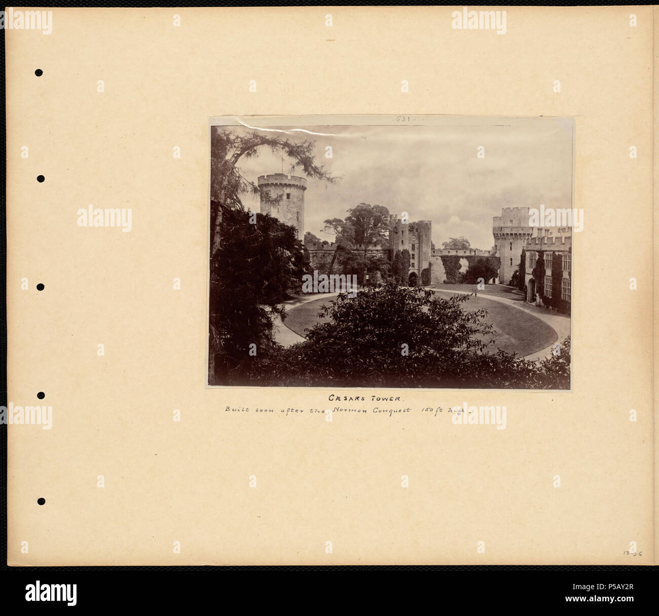 N/A. Englisch: BPLDC Art.Nr.: 08 04 000091 Seite Titel: Caesar's Tower Sammlung: William Vaughn Tupper Sammelalbum Collection Album: Band 13: Chester. Stratford-upon-Avon. Warwick. York. : Kenilworth. Blenheim. Fountains Abbey. Call Art.Nr.: 4098B104 v13 (s. 36) Creator: Tupper, William Vaughn Genre: Scrapbooks; Albumen prints Umfang: 1 Foto auf Seite montiert: albumen; Seite 33 x 39 cm. Beschreibung: Scrapbook Seite enthält ein Foto von des Kaisers Turm am Schloss Warwick, mit Informationen über die Geschichte der Struktur. Transkription: Bald nach der normannischen Eroberung gebaut, Stockfoto