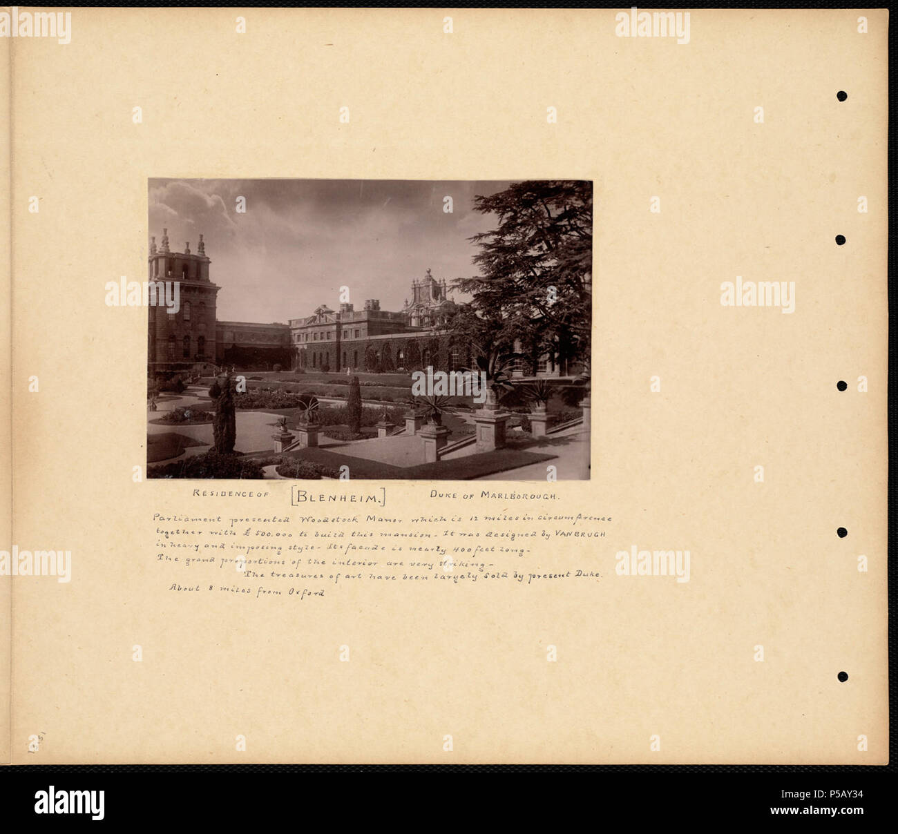 N/A. Englisch: BPLDC Art.Nr.: 08 04 000106 Seite Titel: Blenheim. Residenz des Herzogs von Marlborough Sammlung: William Vaughn Tupper Sammelalbum Collection Album: Band 13: Chester. Stratford-upon-Avon. Warwick. York. : Kenilworth. Blenheim. Fountains Abbey. Call Art.Nr.: 4098B104 v13 (s. 51) Creator: Tupper, William Vaughn Genre: Scrapbooks; Albumen prints Umfang: 1 Foto auf Seite montiert: albumen; Seite 33 x 39 cm. Beschreibung: Scrapbook Seite enthält ein Foto von Blenheim Palast, Residenz des Herzogs von Marlborough, mit Informationen über die Geschichte und die Architektur von t Stockfoto
