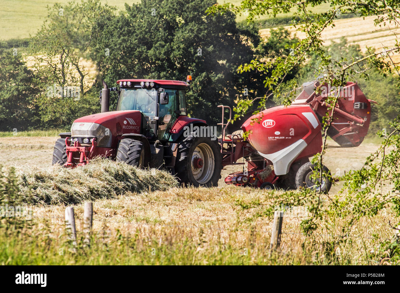 "Big Red Tractor, Leicestershire, Pressen Gras schneiden drehen Landschaft Erhaltung, England, Großbritannien, Großbritannien Stockfoto