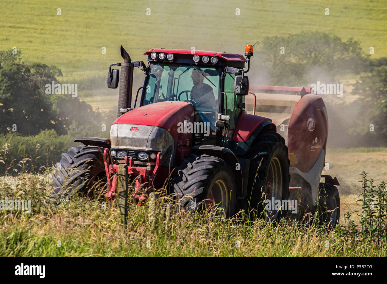 "Big Red Tractor, Leicestershire, Pressen Gras schneiden drehen Landschaft Erhaltung, England, Großbritannien, Großbritannien Stockfoto