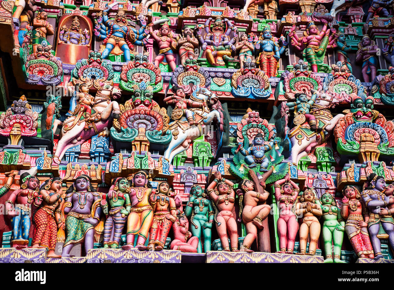 Bunte Götzen auf der Sarangapani Gopuram, Tempel, Kumbakonam, Tamil Nadu, Indien Stockfoto