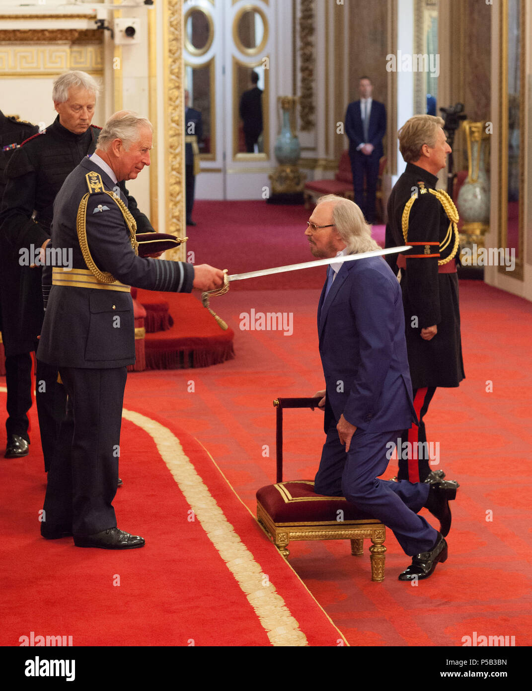 Sänger und Songwriter Barry Gibb wird durch den Prinzen von Wales bei einer Ordensverleihung am Buckingham Palace, London zum Ritter geschlagen. Stockfoto