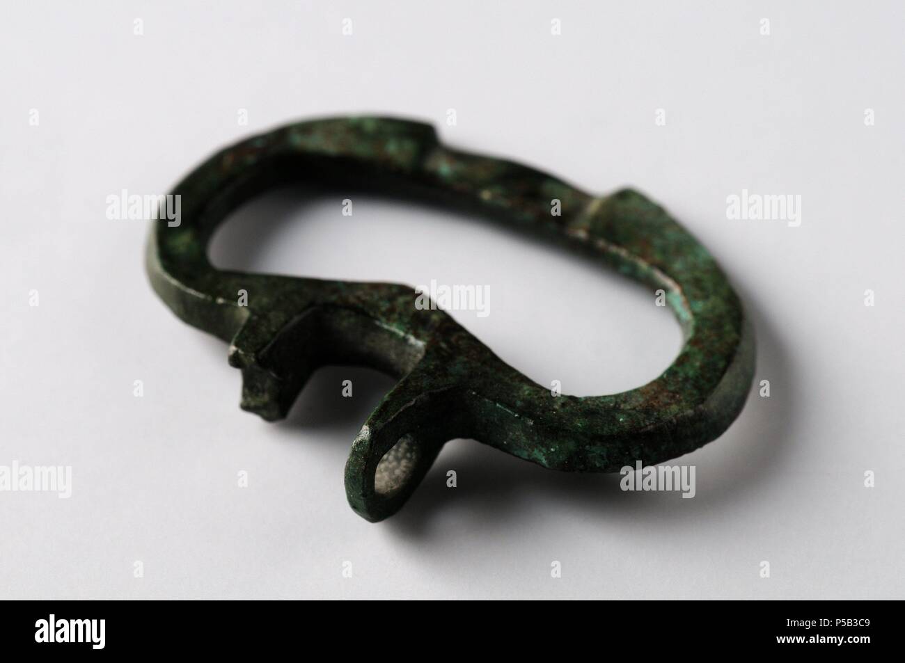 Römische Gürtelschnalle aus der archäologischen Stätte von Complutum in Alcalá De Henares (Madrid) aus Bronze hergestellt. Spanien. Stockfoto