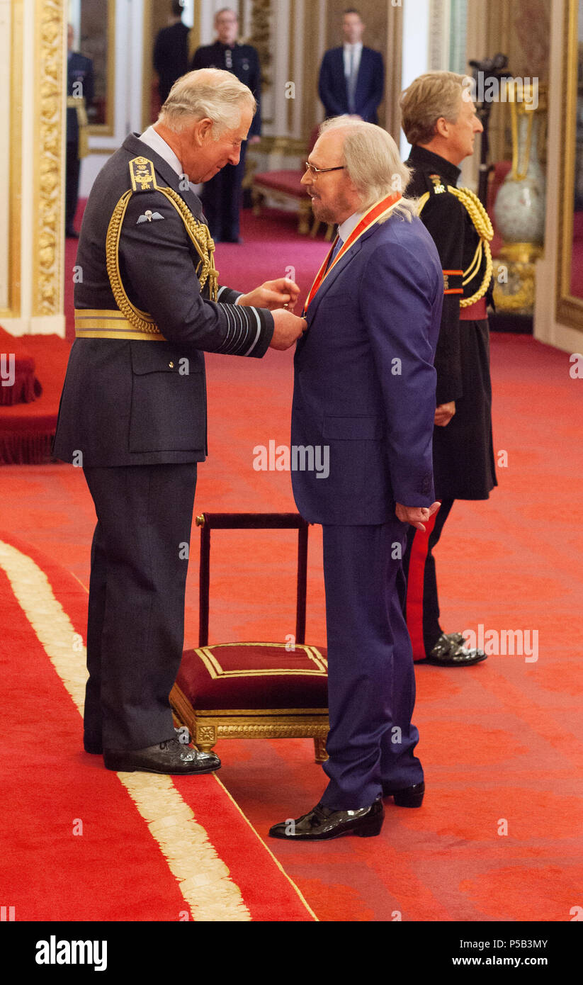 Sänger und Songwriter Barry Gibb wird durch den Prinzen von Wales bei einer Ordensverleihung am Buckingham Palace, London zum Ritter geschlagen. Stockfoto